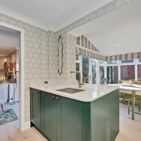 2 Bedroom Stylish Property Set Behind The Angel Hotel With Parking And A Courtyard Garden Bury St. Edmunds Exterior photo