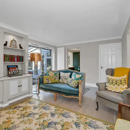 2 Bedroom Stylish Property Set Behind The Angel Hotel With Parking And A Courtyard Garden Bury St. Edmunds Exterior photo