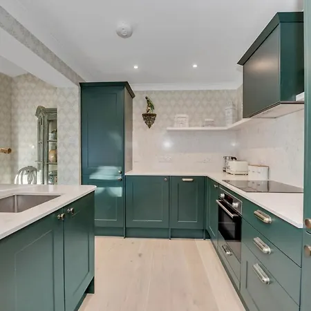 2 Bedroom Stylish Property Set Behind The Angel Hotel With Parking And A Courtyard Garden Bury St. Edmunds Exterior photo
