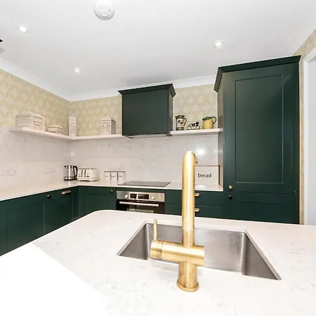 2 Bedroom Stylish Property Set Behind The Angel Hotel With Parking And A Courtyard Garden Bury St. Edmunds Exterior photo