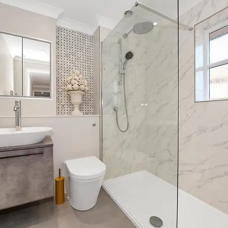 2 Bedroom Stylish Property Set Behind The Angel Hotel With Parking And A Courtyard Garden Bury St. Edmunds Exterior photo