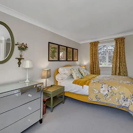 2 Bedroom Stylish Property Set Behind The Angel Hotel With Parking And A Courtyard Garden Bury St. Edmunds Exterior photo