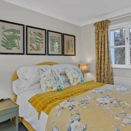2 Bedroom Stylish Property Set Behind The Angel Hotel With Parking And A Courtyard Garden Bury St. Edmunds Exterior photo