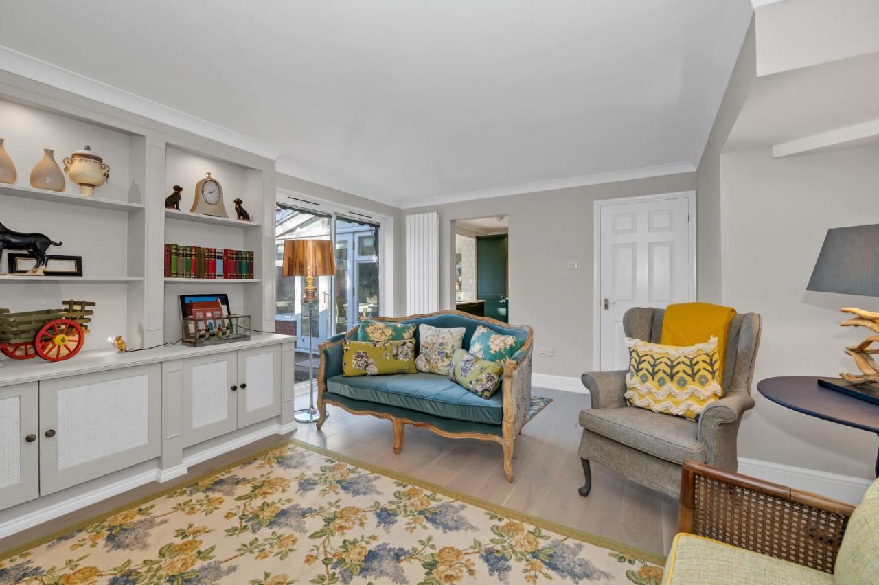 2 Bedroom Stylish Set Behind The Angel With Parking And A Courtyard Garden * Bury St. Edmunds