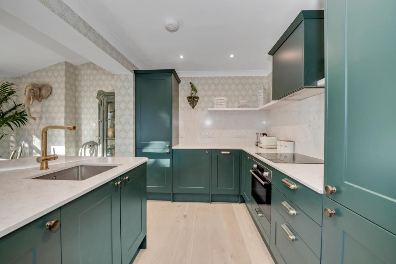 2 Bedroom Stylish Set Behind The Angel With Parking And A Courtyard Garden Holiday home *