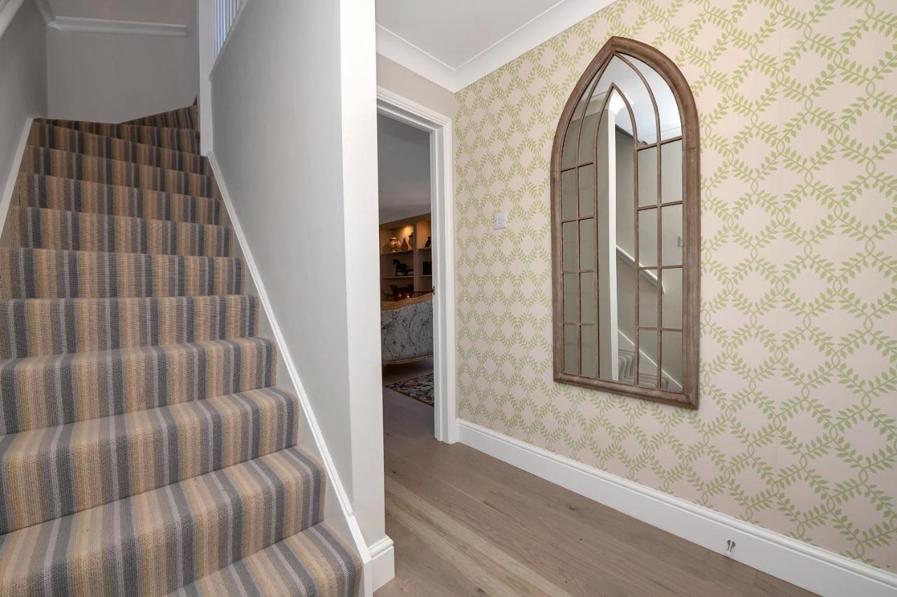 2 Bedroom Stylish Set Behind The Angel With Parking And A Courtyard Garden *