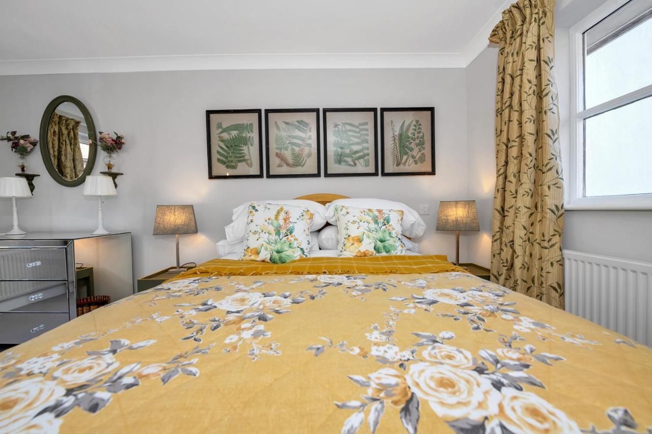 Holiday home 2 Bedroom Stylish Set Behind The Angel With Parking And A Courtyard Garden