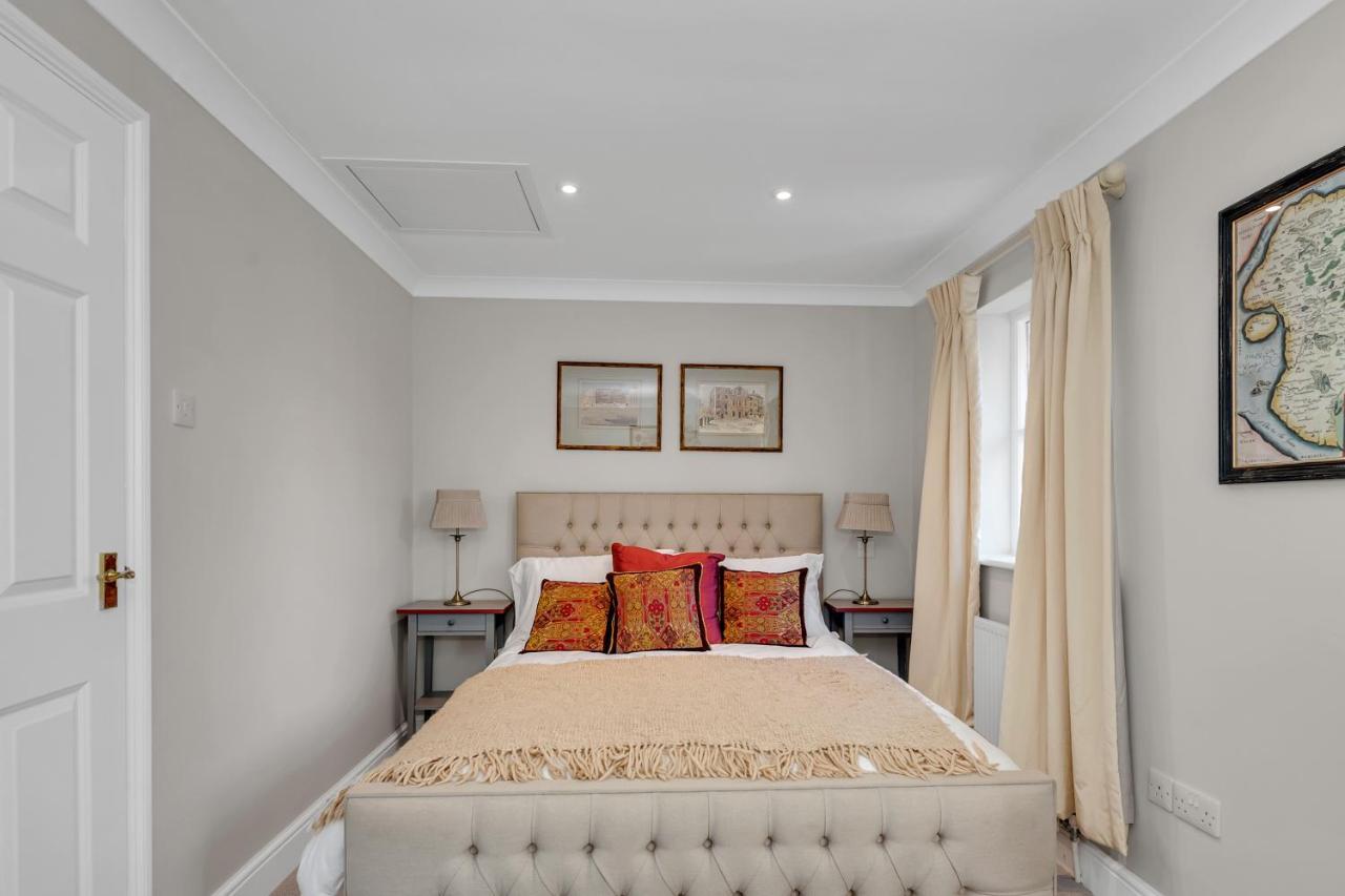 2 Bedroom Stylish Set Behind The Angel With Parking And A Courtyard Garden * Bury St. Edmunds