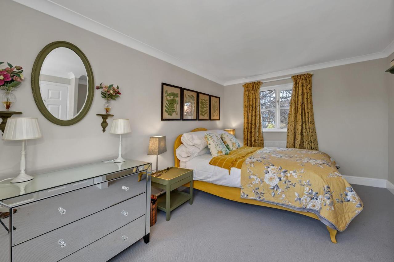 2 Bedroom Stylish Set Behind The Angel With Parking And A Courtyard Garden Holiday home