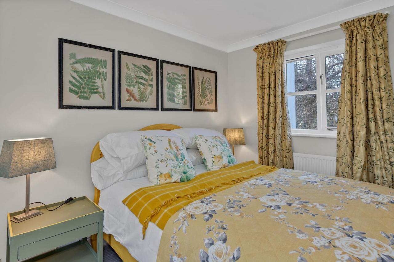 Holiday home 2 Bedroom Stylish Set Behind The Angel With Parking And A Courtyard Garden *