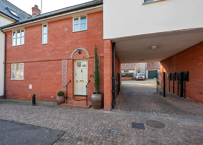 2 Bedroom Stylish Property Set Behind The Angel Hotel With Parking And A Courtyard Garden