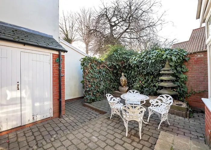2 Bedroom Stylish Property Set Behind The Angel Hotel With Parking And A Courtyard Garden