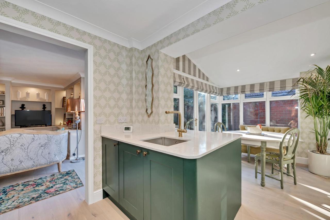 Дом отдыха 2 Bedroom Stylish Set Behind The Angel With Parking And A Courtyard Garden Bury St. Edmunds