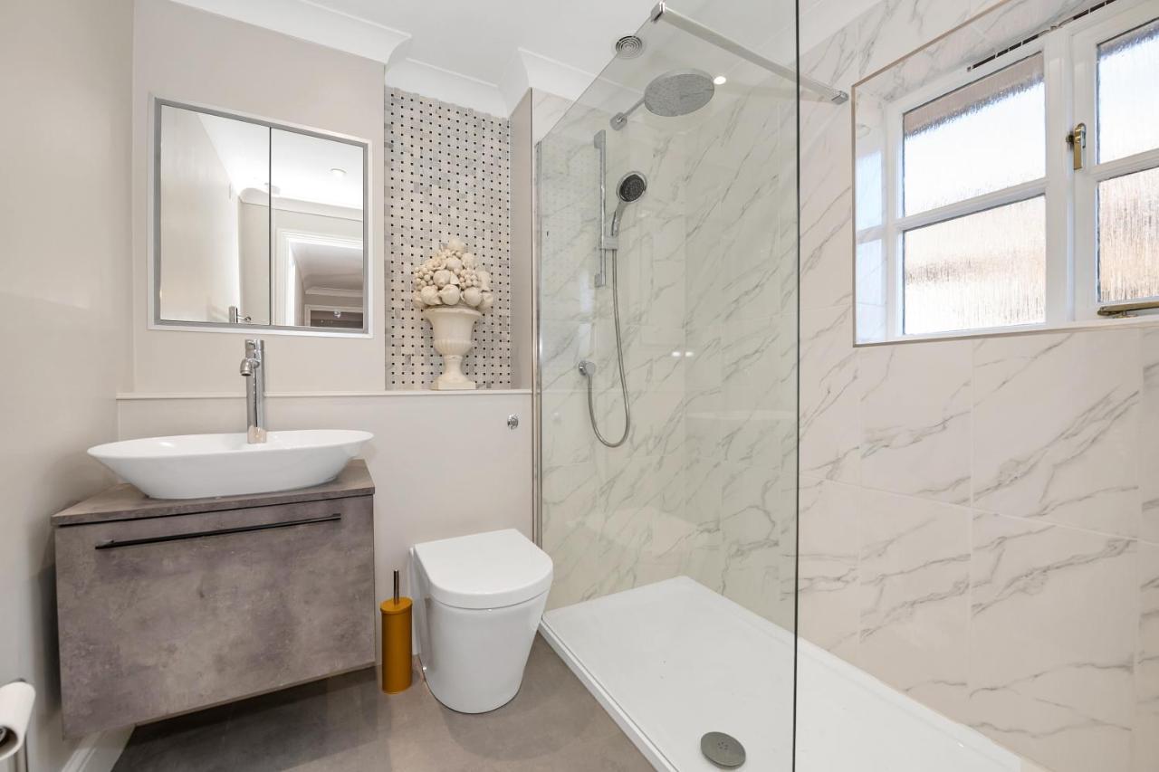2 Bedroom Stylish Set Behind The Angel With Parking And A Courtyard Garden