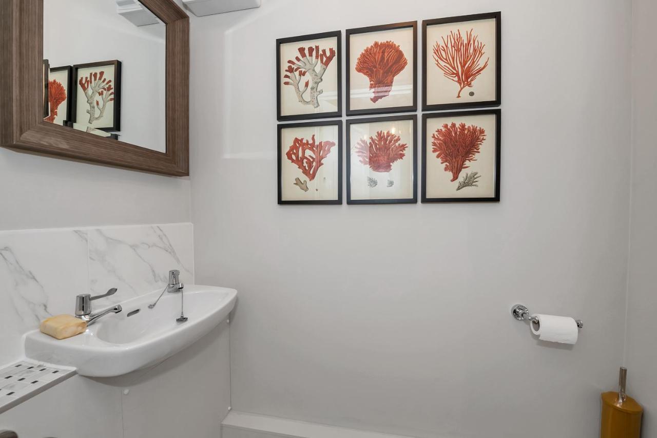 Дом отдыха 2 Bedroom Stylish Set Behind The Angel With Parking And A Courtyard Garden Bury St. Edmunds